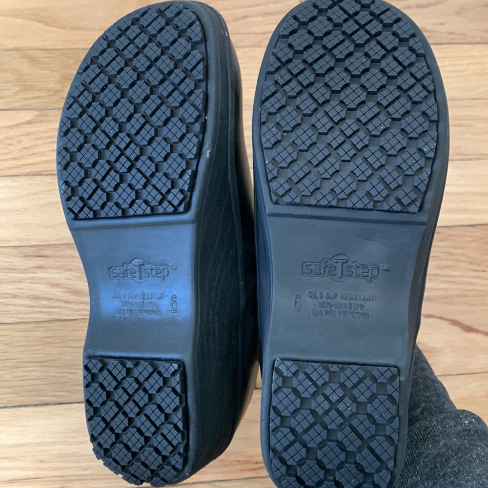 SafeTStep Black Clogs - Picture 3 of 3